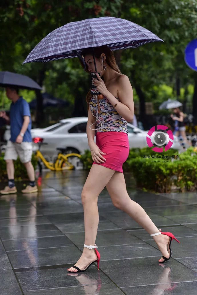 街拍：微胖女人穿紧身短裙画面太美，打伞也挡不住丰韵好身材