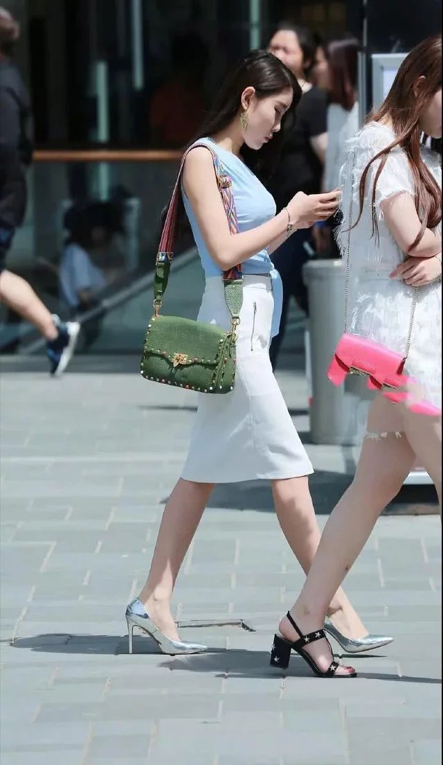 性感小姐姐身穿紧身衣搭配包臀裙，大秀自己那凹凸有致的好身材