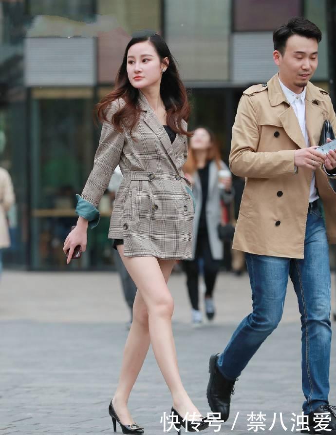 『 美女』秀出曼妙身姿，街拍：热裤展现美女的妩媚气质