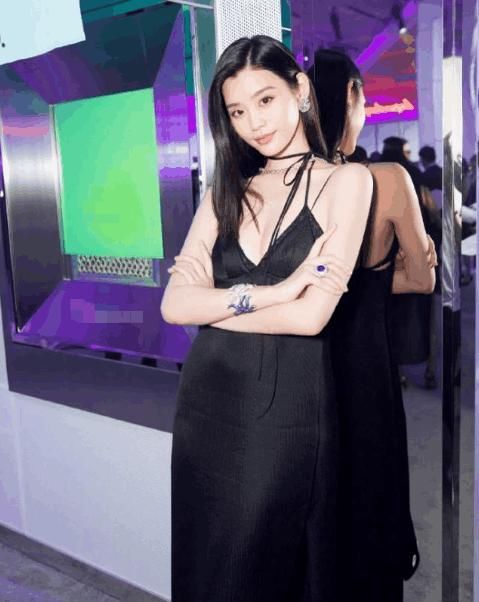 超模奚梦瑶真敢穿，上面几乎全裸，网友:都快露完，难怪赌王儿子