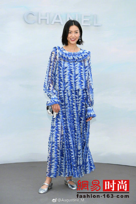 刘雯周迅同看秀 论凹造型刘雯这回输了