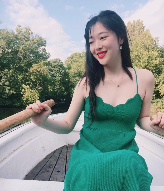 路人街拍，雪莉穿吊带连衣裙出游少女感爆棚 ????