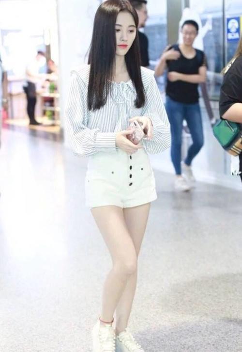 鞠婧祎腰太细，紧身裤扣子全系上还松垮，网友：76斤我信了