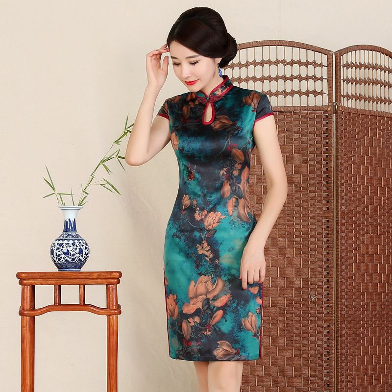 别说女人老了就变丑!看看下图这样穿旗袍裙，美的不可一世