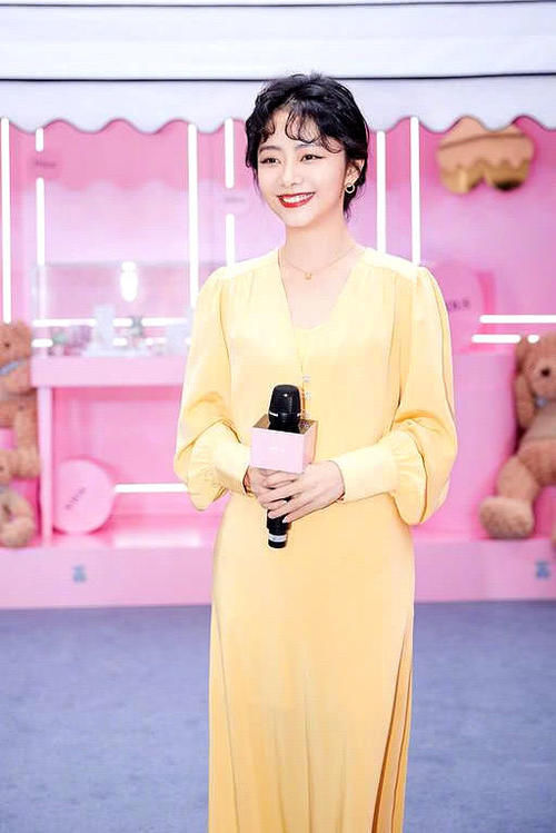  #谭松韵#保持年轻不是明星的专利，除了get减龄穿搭技巧，自信心也很重要
