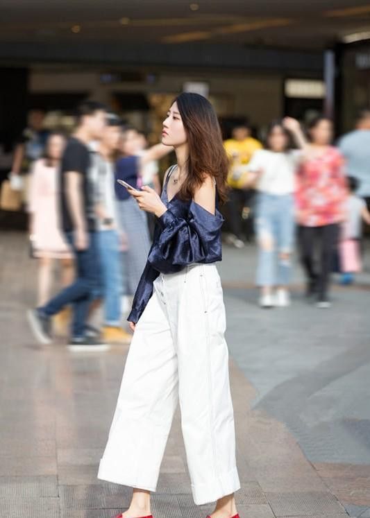  小美女■街拍：白色抹胸衣搭配黑色破洞紧身裤，肌肤如玉，小美女笑容甜美可爱