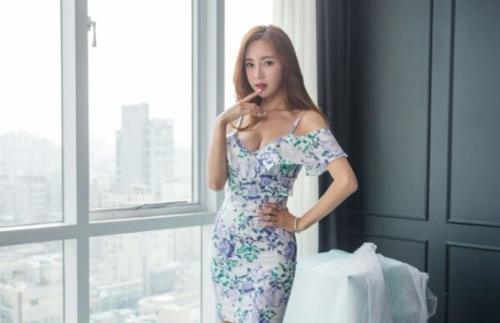 室内穿搭：显气质身材的紧身裙美女，秀出高调时尚气场！