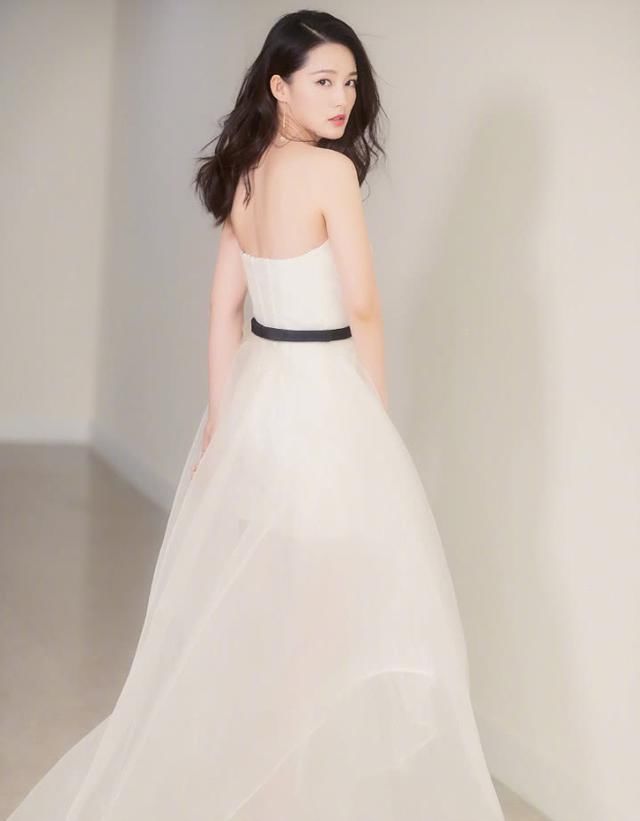 李沁秀出“竹签腿”，穿上难驾驭的皮裤还很松，邓紫棋看了想哭！