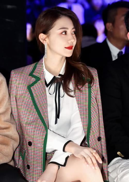  「蝴蝶结」“点亮领口魅力”的蝴蝶结，让“衬衫女”魅力加倍！春末穿搭首选