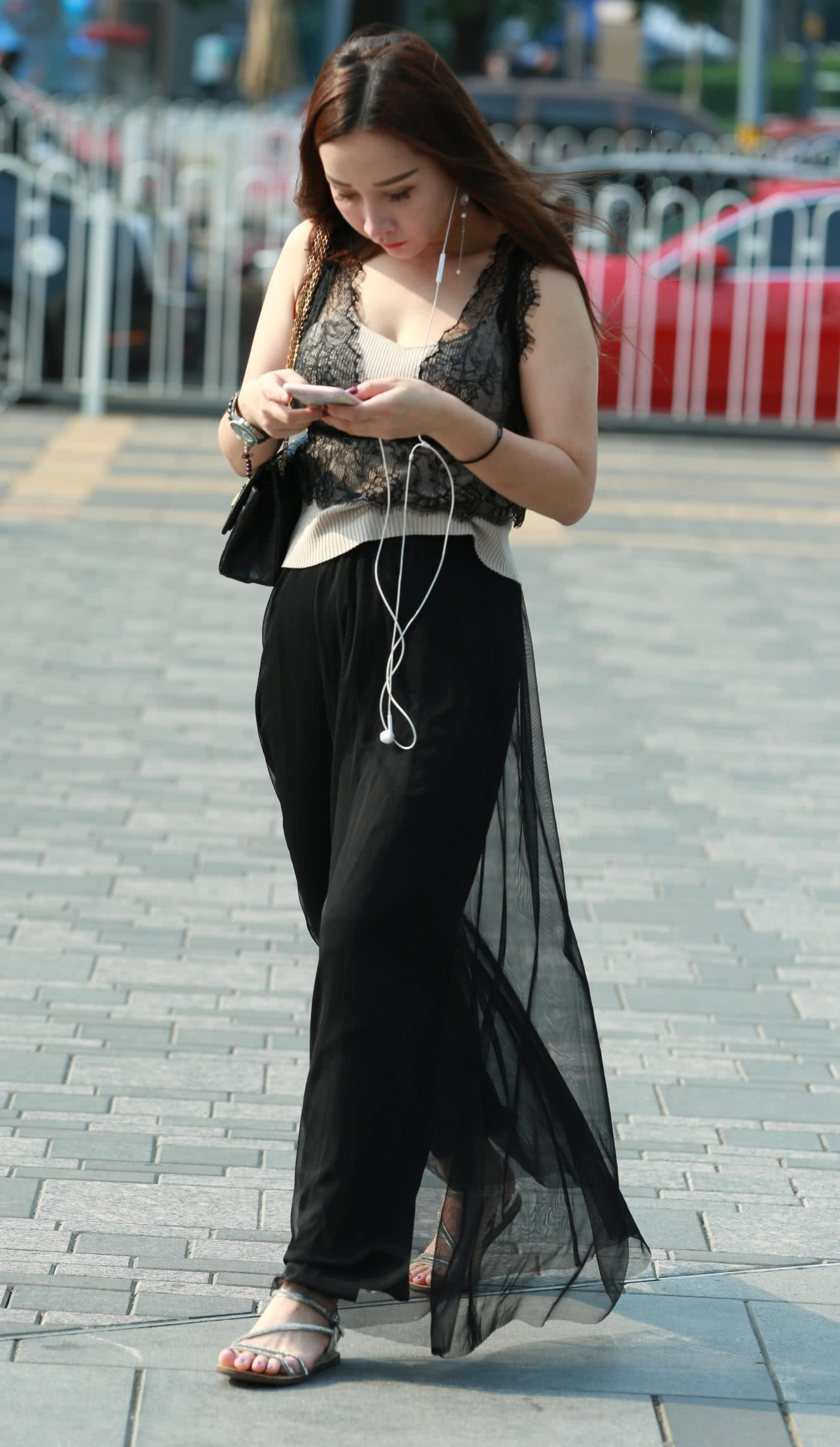 气质小姐姐秀发青丝随风飘动，全身散发着不一样的韵味