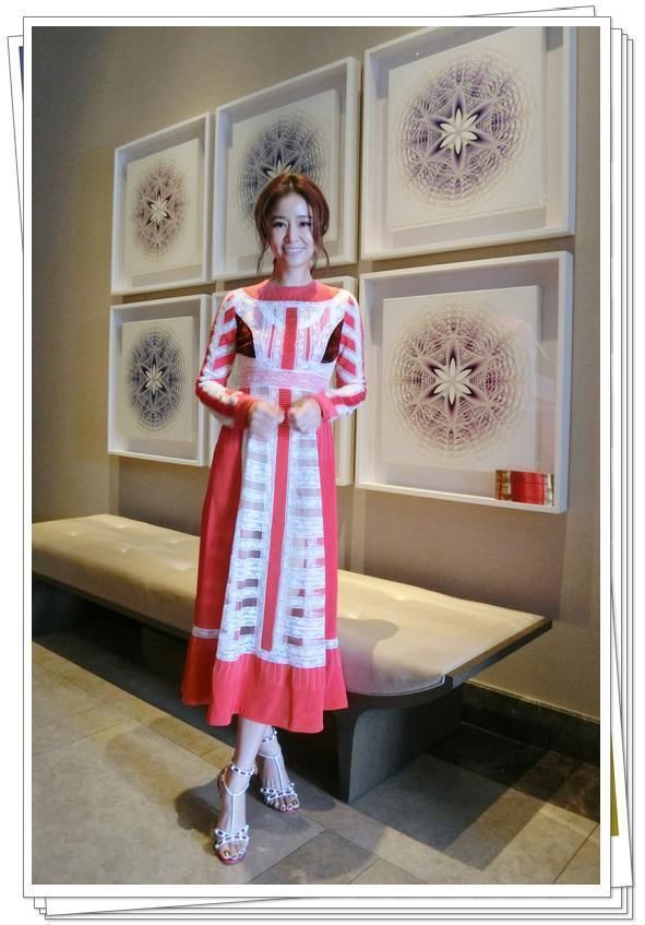 林心如为露小蛮腰，竟在条纹衫上挖了一个洞，网友:42岁也疯狂!