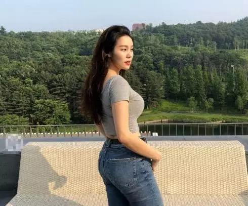 长的好看的女孩都爱这样搭,好身材, 坐姿不错