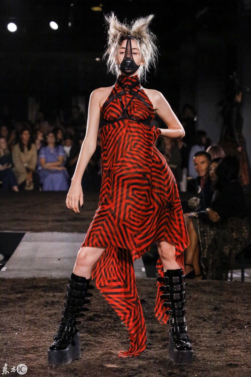 个人看过的最另类时装秀，堪称奇葩，这样我也可以做设计师