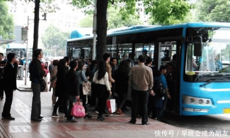  「公交车」五岁男孩坐公交车，被大妈强行拽起来，男孩一番话，