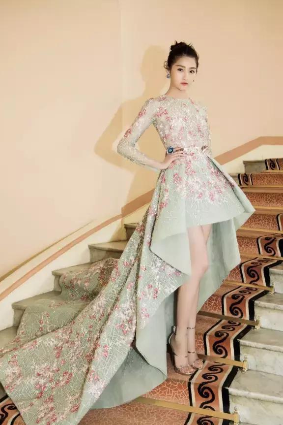 关晓彤真拼，173身高还要穿10厘米“细针”！网友：165姑娘都自卑