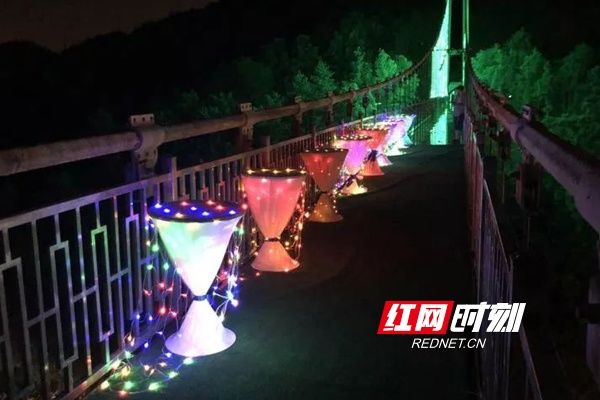 青岛啤酒在石燕湖上演空中啤酒节欢度七夕