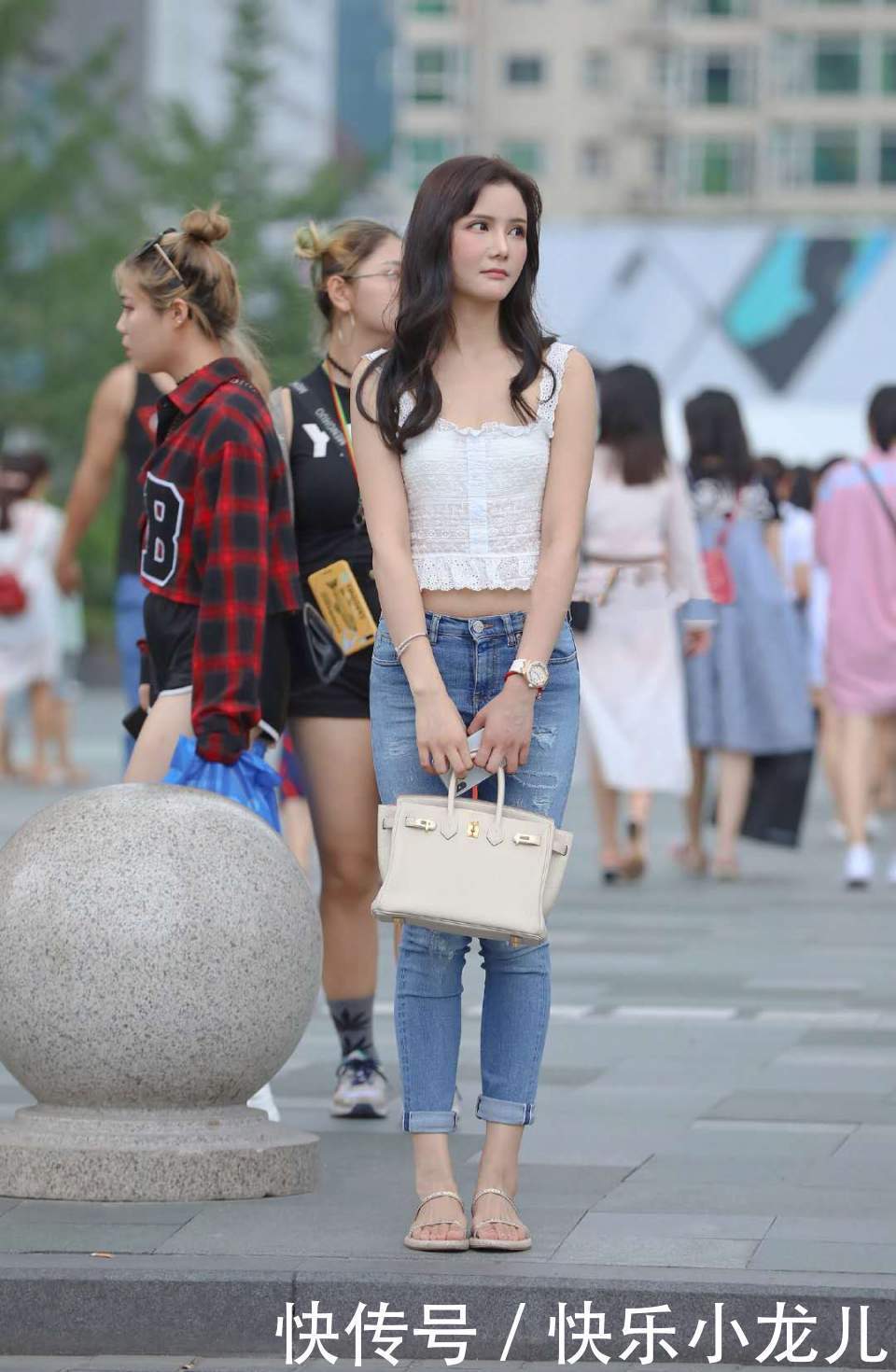 吊带|街拍:甜美可爱的美女穿白色吊带