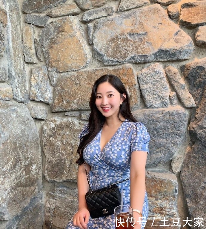  [气质]街拍美女：气质小姐姐，紧身裙穿搭，既时尚又不失魅力！