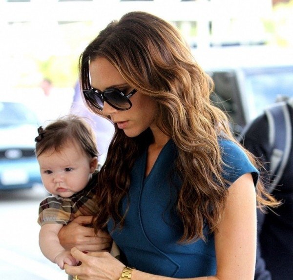 转眼当年，贝克汉姆小七真是维多利亚街拍的最搭时尚单品！