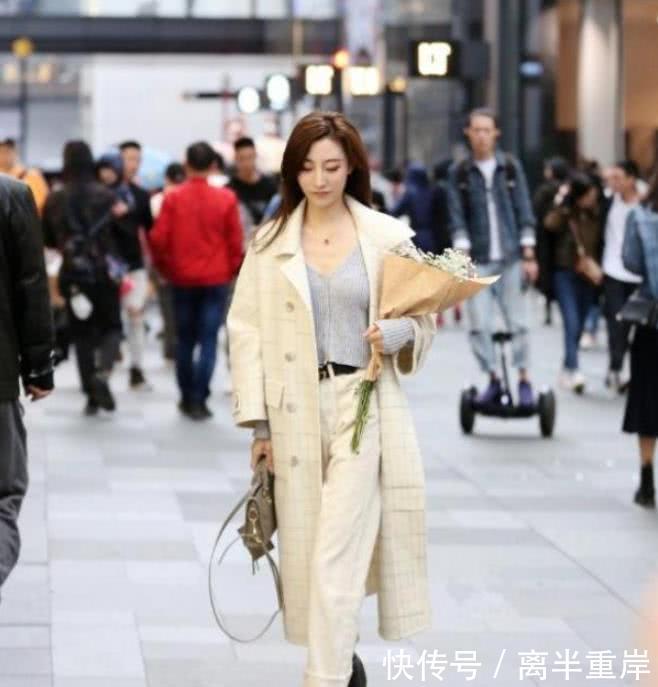  『韵味』街拍：身材苗条的美女，一件灰色的修身套装，尽显成熟女人韵味