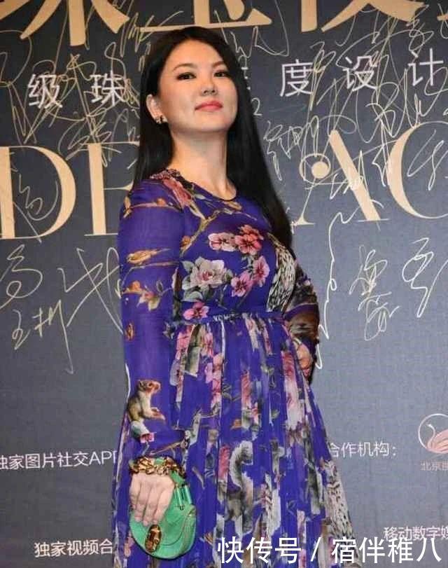 『李湘』李湘无滤镜显胖10斤,穿蓝色印花连衣裙尽显“富态”,气场强大