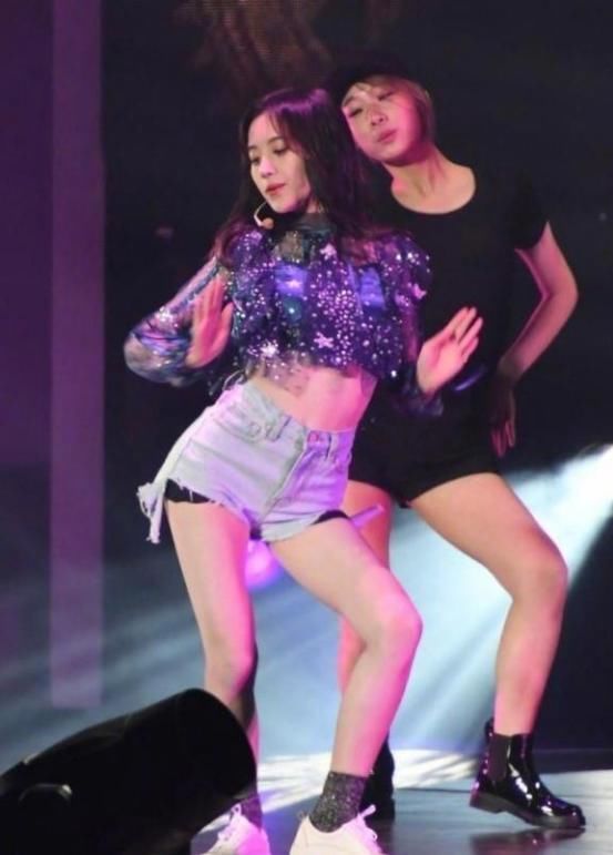 鞠婧祎故意把牛仔短裤剪烂，竟然还露出安全裤，网友：真疯狂