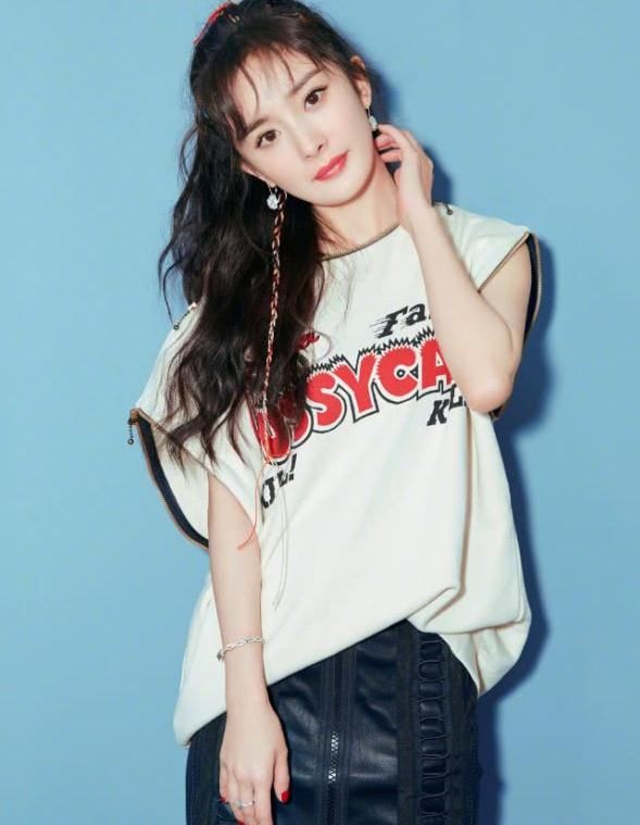 你以为杨幂只会露腿装嫩?换个发型她也能美成18岁，发绳作用大