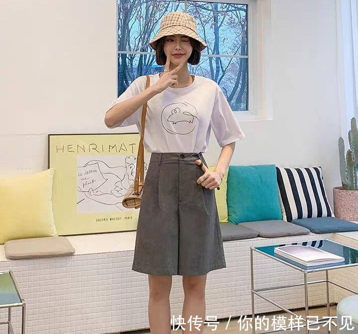 适合:别总穿牛仔短裤,今夏流行“老爹短裤”,搭配这3件上衣,很潮!