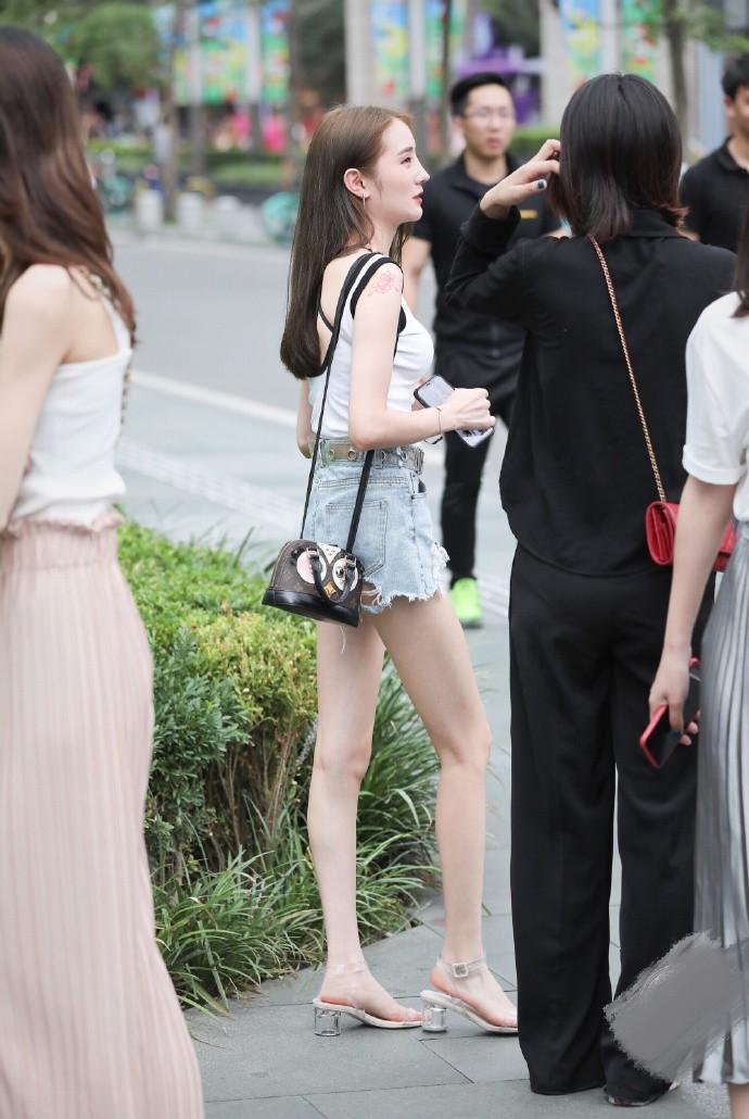  『细微部分』街拍：怪不得年轻妹子都爱穿破洞牛仔裤，配着凉鞋穿，那气质太让人沉醉