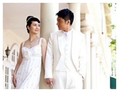 洪欣豁出去了，衣服全靠两根线绑着，网友：47岁却活得像27岁