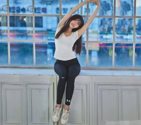 黑色打底裤，被美女穿出了美丽感觉，迷人的小蛮腰让人深刻印象！