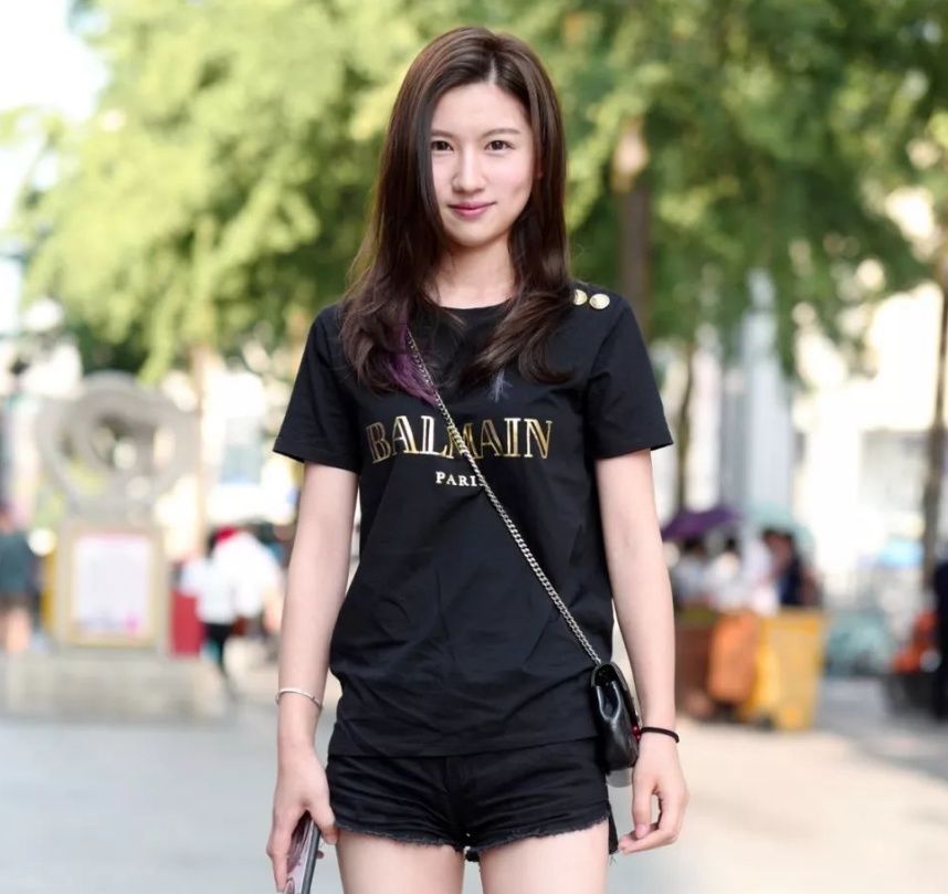 街拍:极品女神一席蓝色裙摆搭黑色吊带，洁白的肌肤忧郁的眼神!