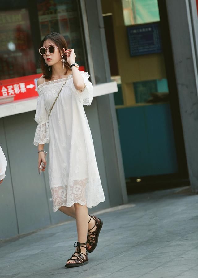 街拍繁华的大街上美女的穿搭都演示着怎样的美!