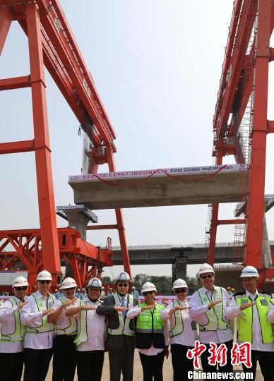  「架设」中企承建印尼雅万高铁建设进展顺利，首榀箱梁架设完成