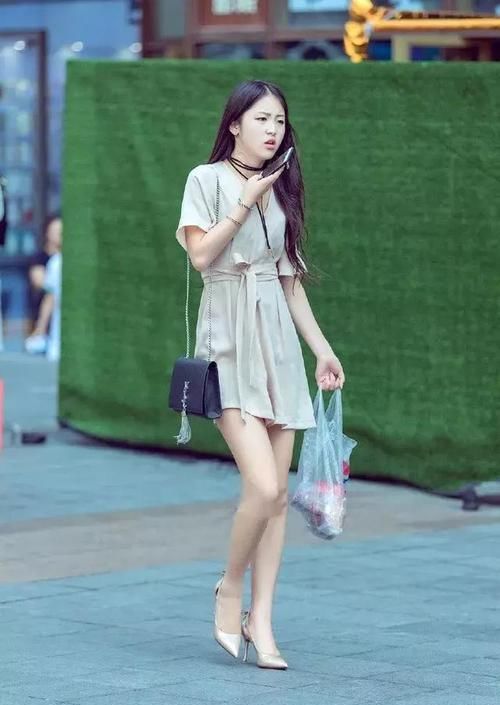  『搭配着一』街拍：小姐姐一件米白色的吊带，看上去清新又靓丽
