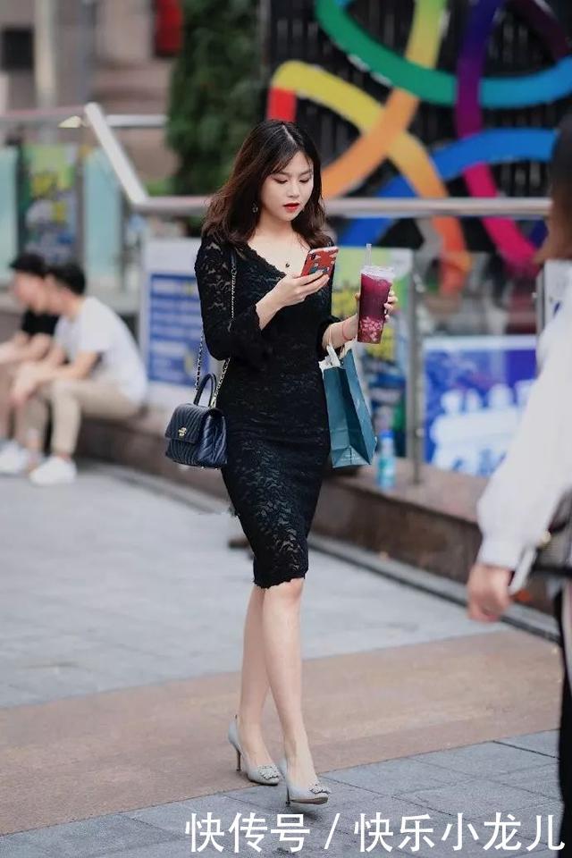 #宽松#街拍:小姐姐内搭宽松的黑色吊带连衣裙,加上高跟鞋的加持尽显高贵优雅