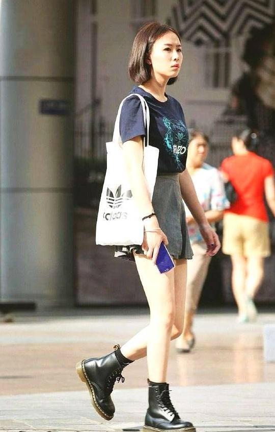 这样的颜值和裙子的穿搭，走在大街上绝对是亮眼，但是要注意走光