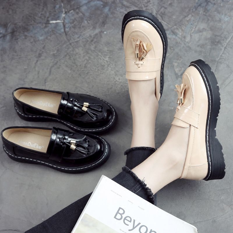 越来越多女人不穿凉鞋，穿新上女鞋，展现年轻活力