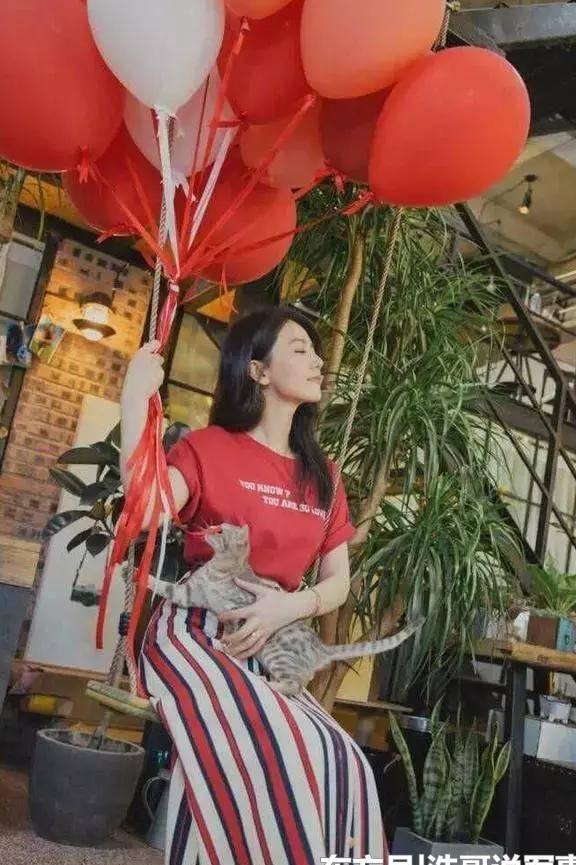 38岁高圆圆和29岁杨颖撞衫,差距尴尬,一个女神一个像路人