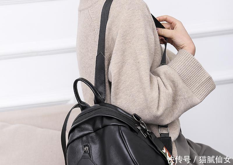  闺蜜：闺蜜们外出旅行喜欢背这四款包，外观时髦不说，还特有街头逼格