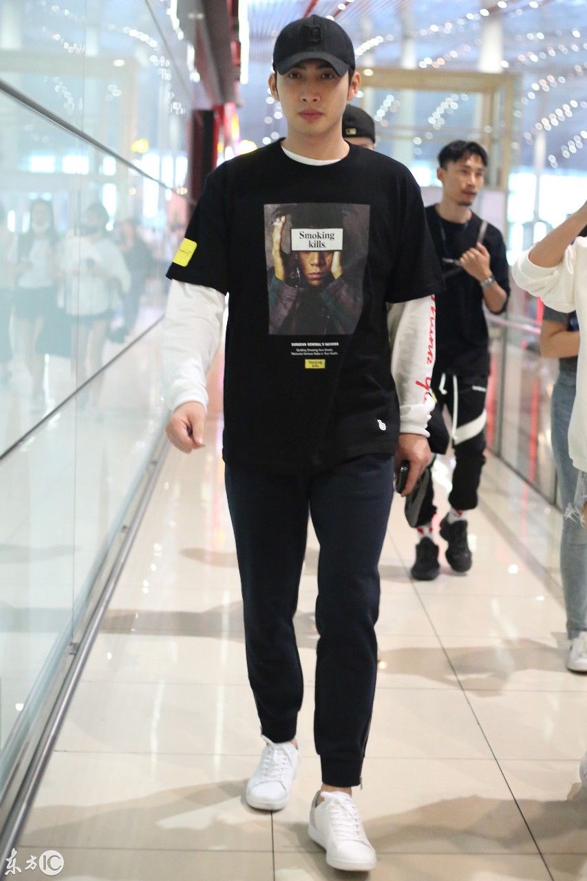 张彬彬现身机场竟有粉丝福利 疑似恋情曝光后火速辟谣