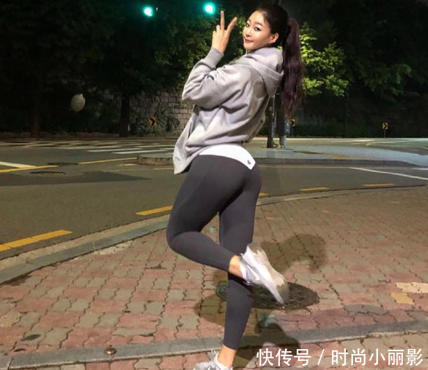 优雅甜美的打底裤小姐姐，性感妩媚不失清纯韵味！