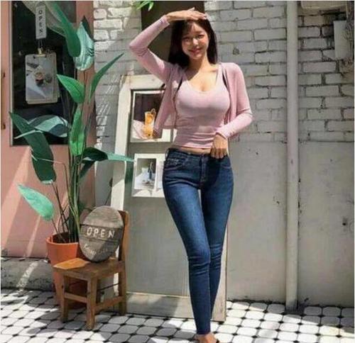 凹凸丰腴的紧身裤美女，展现女人的知性美气质，绽放女性的野性美