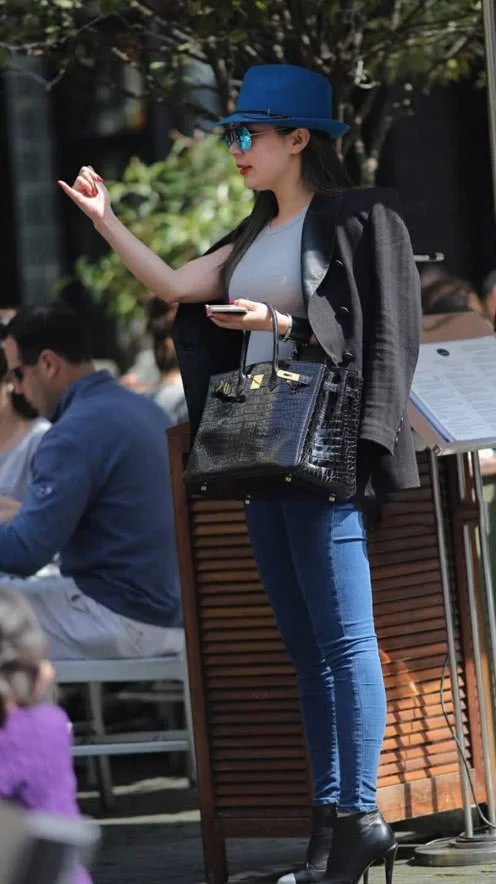 带孩子遛弯的妙龄小姐姐，还能拥有这前凸后翘的身材，把一旁作画