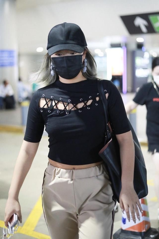 王菊的衣品真的有待提高，赘肉那么明显还穿肚脐装！