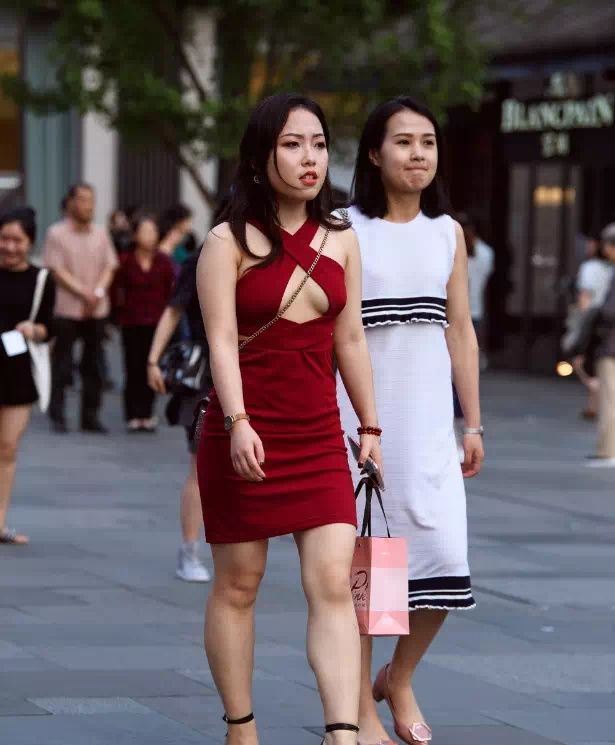 性感街拍丨没想到肉肉的身材，才是真的性感!