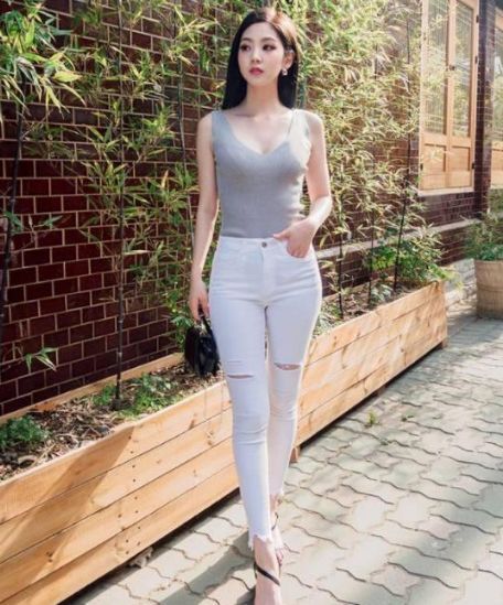 街拍：优雅迷人的牛仔裤小姐姐穿出匀称有致好身材，非常亮眼！