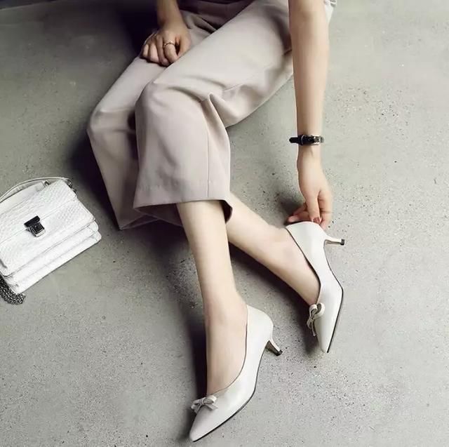 经典的高跟鞋是每个女生都不能缺少的单品