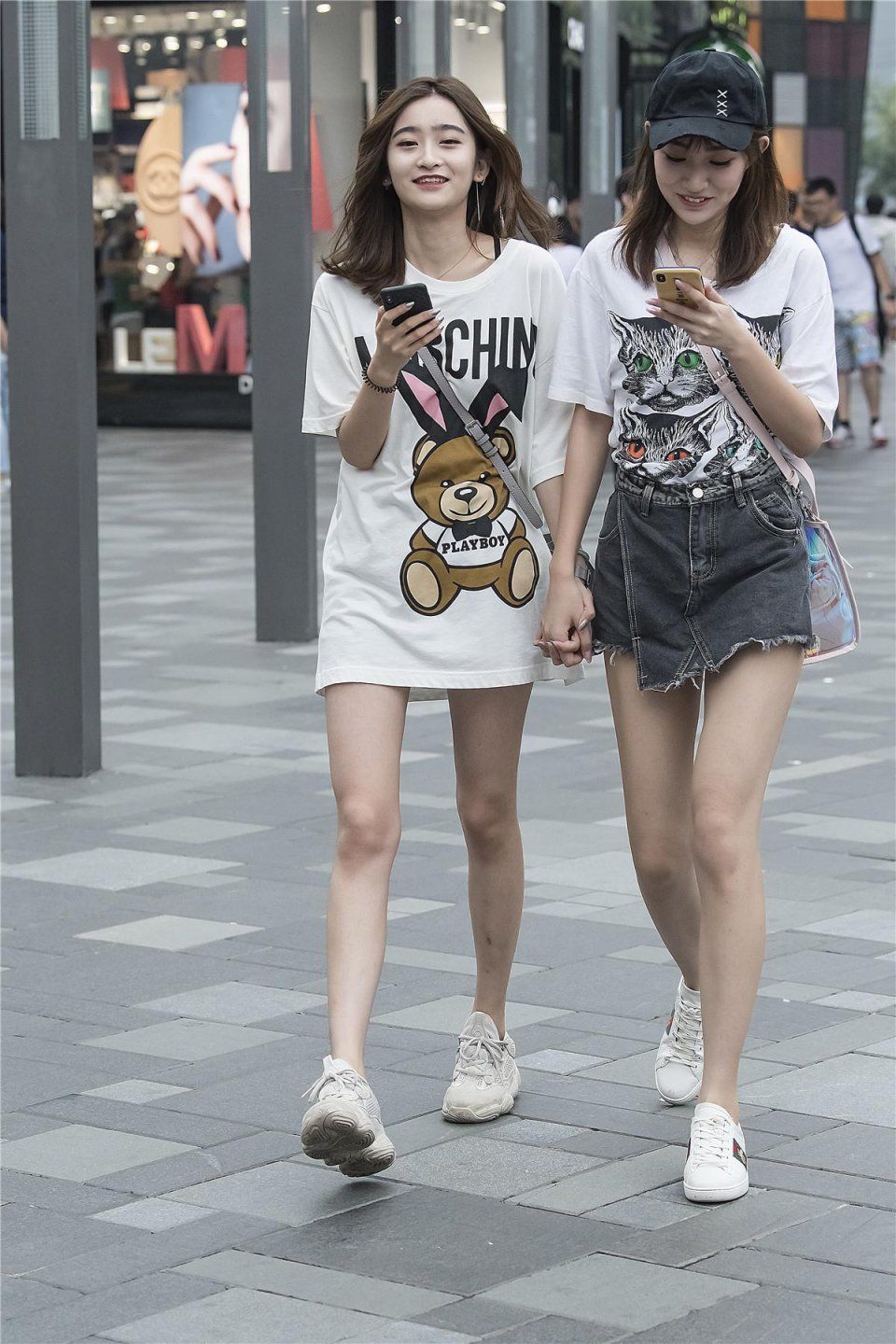 与闺蜜同行逛街拍照留影，有说不完的悄悄话