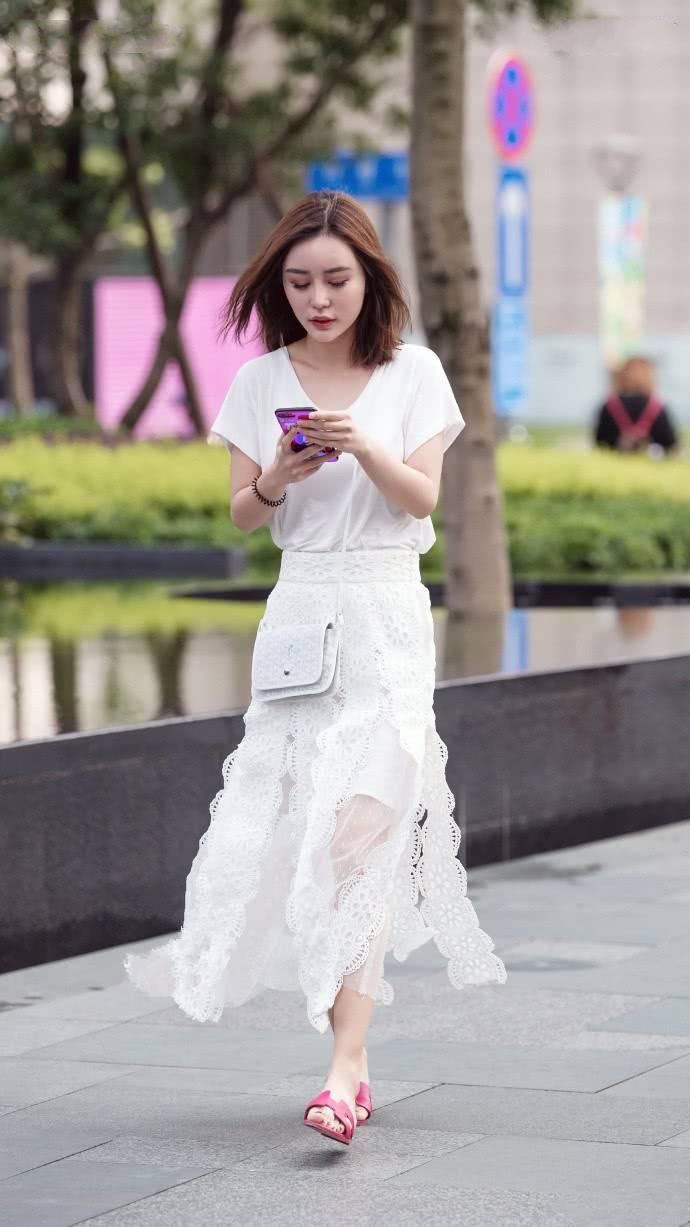 街拍:大街上的美女,多少都是需要装饰,精雕细琢的。